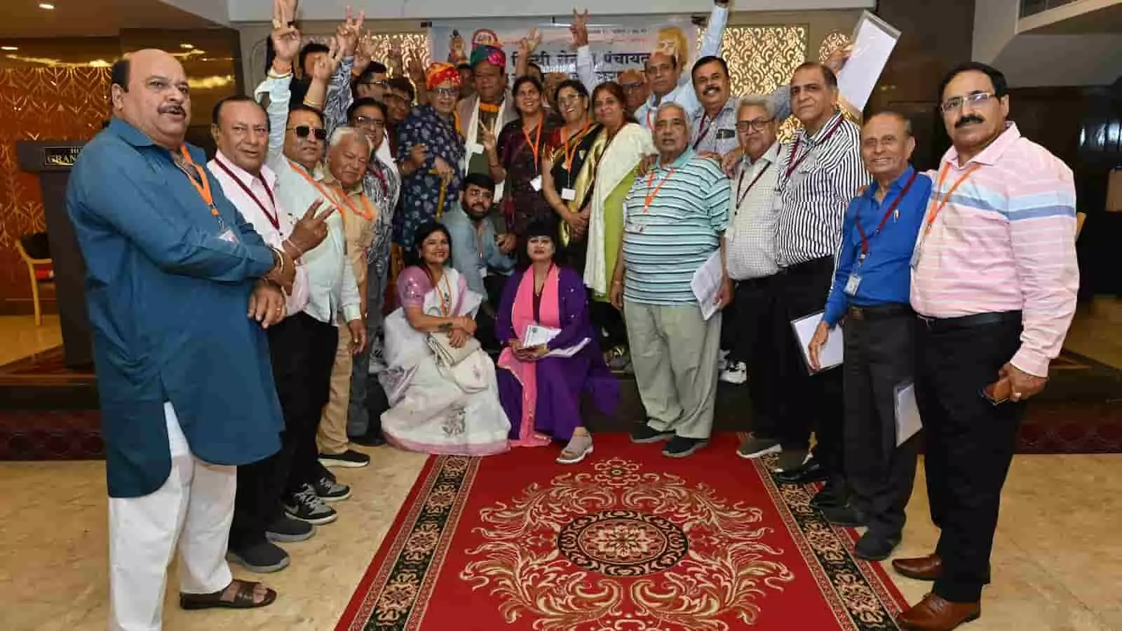 तस्वीर में जयपुर के होटल में आयोजित सिंधी सेंट्रल पंचायत की सभा में मौजूद अध्यक्ष गिरधारीलाल मनकानी व अन्य सदस्य। तस्वीर में जयपुर के होटल में आयोजित सिंधी सेंट्रल पंचायत की सभा में मौजूद अध्यक्ष गिरधारीलाल मनकानी व अन्य सदस्य।