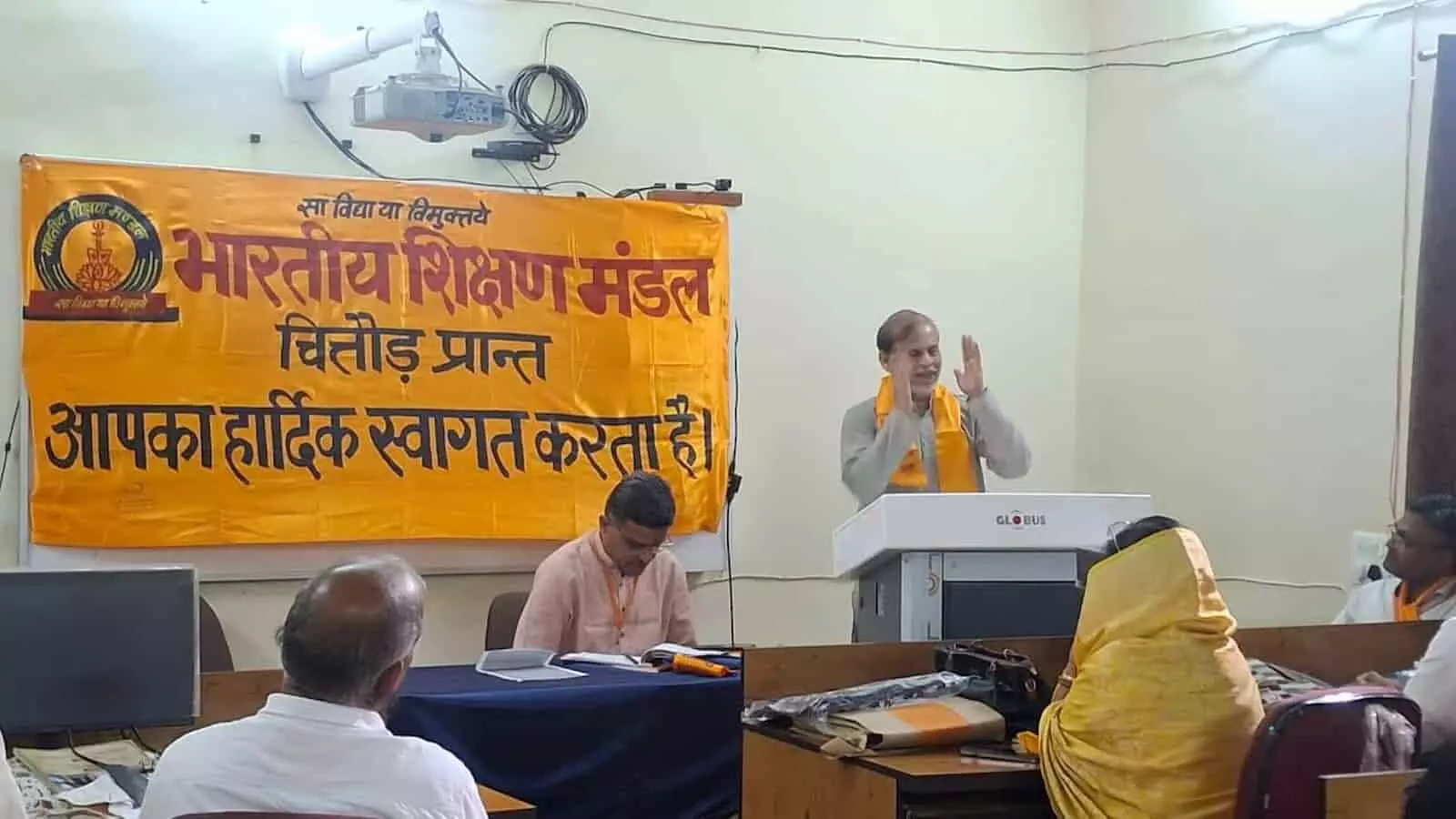 अजमेर में आयोजित भारतीय शिक्षण मंडल की बैठक में मंच पर बोलते वक्ता और बैठे सदस्य। अजमेर में आयोजित भारतीय शिक्षण मंडल की बैठक में मंच पर बोलते वक्ता और बैठे सदस्य।