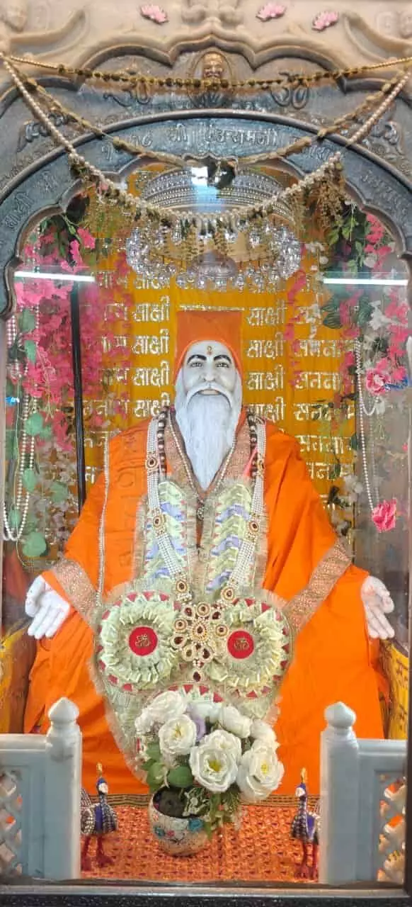 तस्वीर में श्री अमरापुर स्थान जयपुर के मंदिर में सजी हुई संत की मूर्ति दिख रही है। तस्वीर में श्री अमरापुर स्थान जयपुर के मंदिर में सजी हुई संत की मूर्ति दिख रही है।