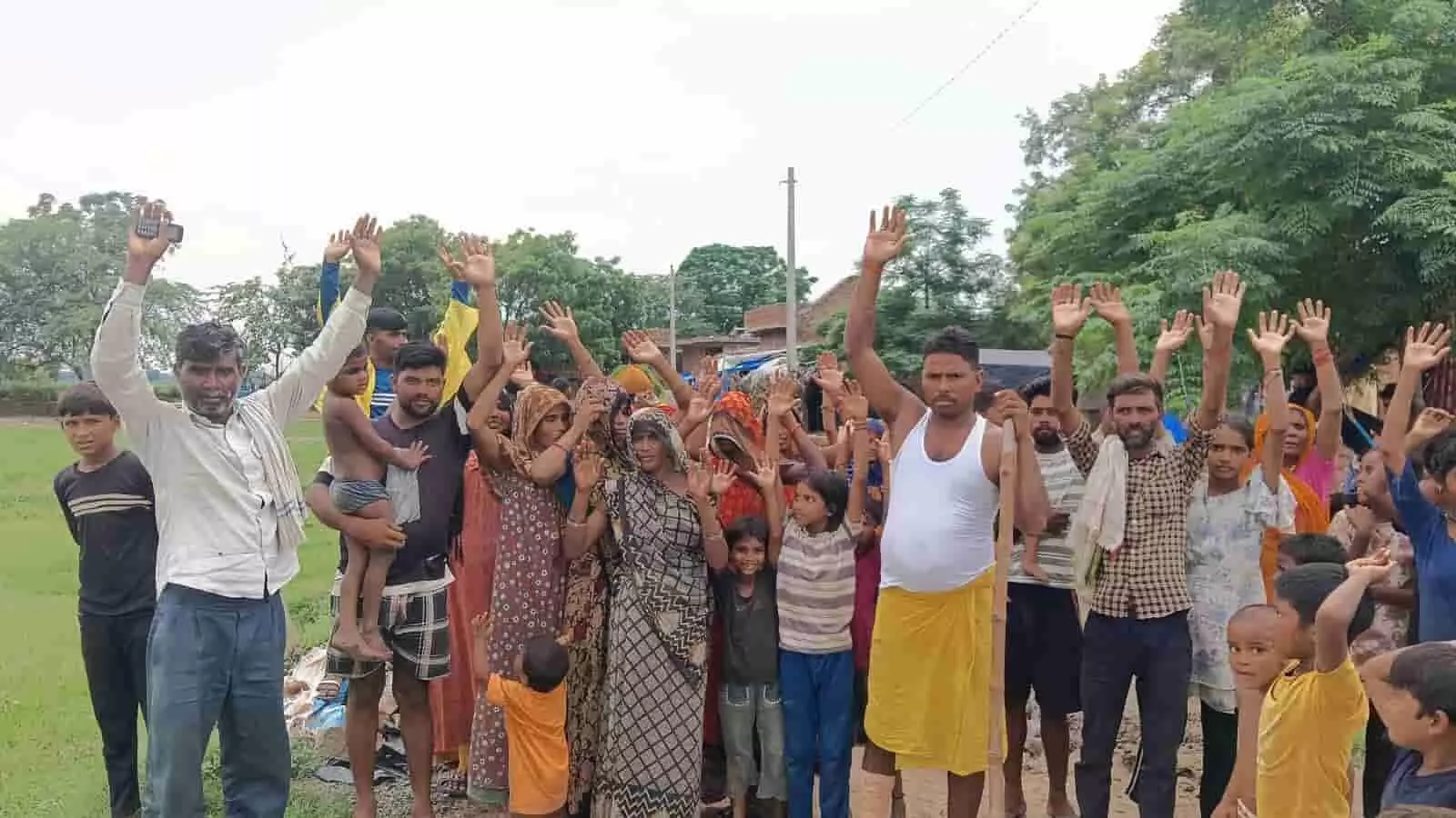 तस्वीर में सौरिख के नगला पिम्मी गांव में सड़क निर्माण न होने पर हाथ उठाकर प्रदर्शन करते ग्रामीण दिख रहे हैं। तस्वीर में सौरिख के नगला पिम्मी गांव में सड़क निर्माण न होने पर हाथ उठाकर प्रदर्शन करते ग्रामीण दिख रहे हैं।