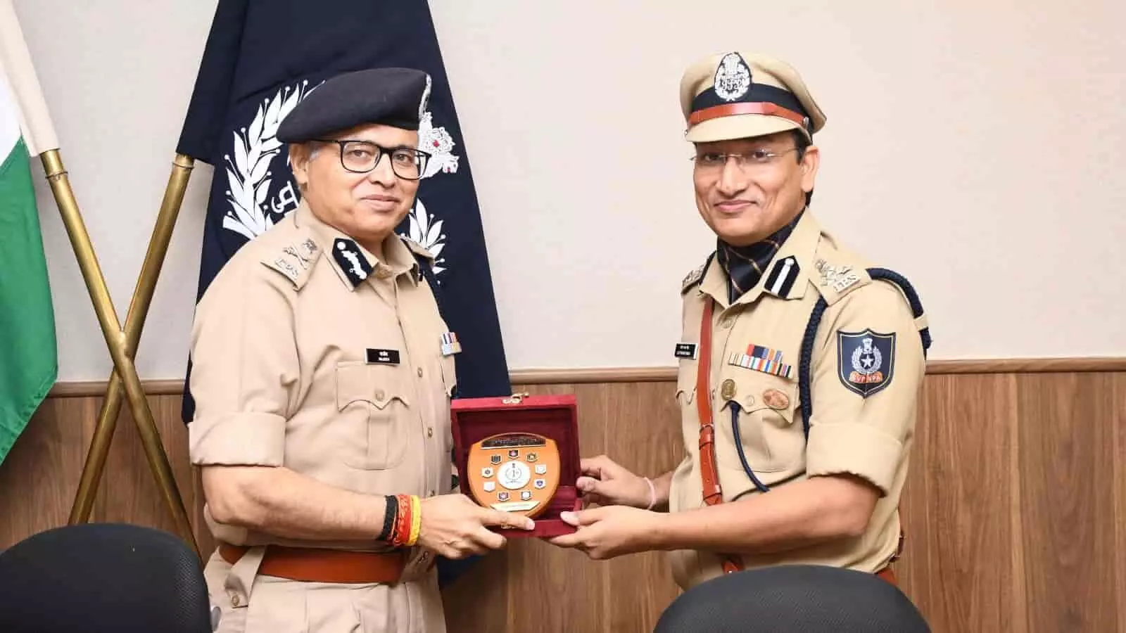तस्वीर में डीजीपी राजीव कुमार शर्मा और एनपीए डीआईजी अजीत प्रताप सिंह पुलिस मुख्यालय जयपुर में नजर आ रहे हैं। तस्वीर में डीजीपी राजीव कुमार शर्मा और एनपीए डीआईजी अजीत प्रताप सिंह पुलिस मुख्यालय जयपुर में नजर आ रहे हैं।