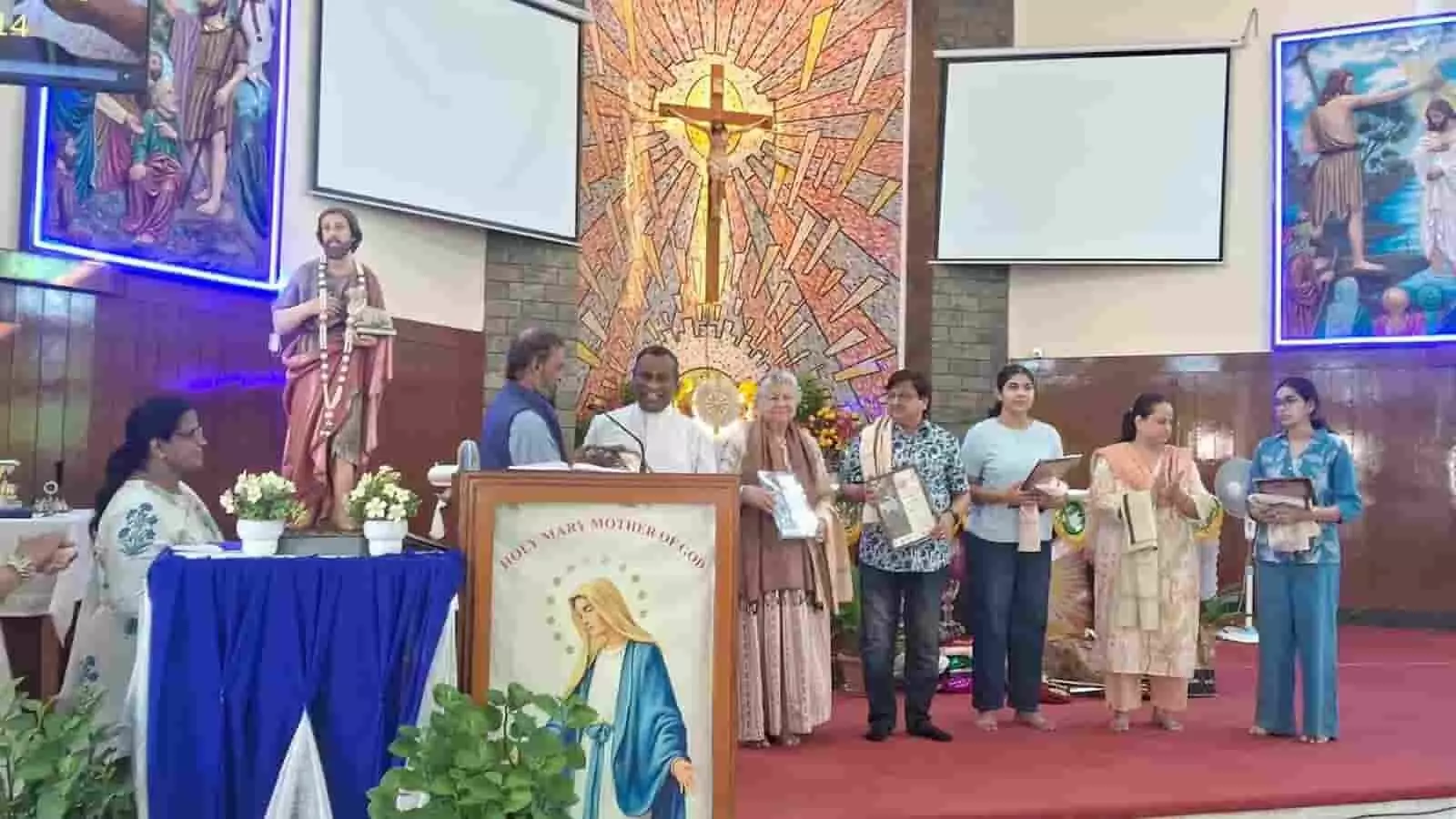 तस्वीर में जयपुर के चर्च में आयोजित कार्यक्रम के दौरान मंच पर खड़े अतिथि और सम्मानित लोग दिख रहे हैं। तस्वीर में जयपुर के चर्च में आयोजित कार्यक्रम के दौरान मंच पर खड़े अतिथि और सम्मानित लोग दिख रहे हैं।