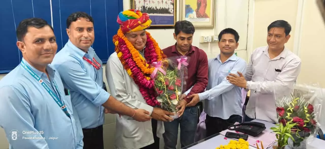 तस्वीर में सुरजन सिंह गुर्जर को फूल-मालाएं पहनाकर स्वागत करते हुए अस्पताल के कर्मचारी और अधिकारी दिख रहे हैं। तस्वीर में सुरजन सिंह गुर्जर को फूल-मालाएं पहनाकर स्वागत करते हुए अस्पताल के कर्मचारी और अधिकारी दिख रहे हैं।