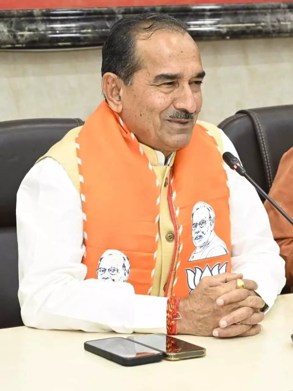 तस्वीर में भाजपा प्रदेश अध्यक्ष मदन राठौड़ एक बैठक में बैठे हुए नजर आ रहे हैं। तस्वीर में भाजपा प्रदेश अध्यक्ष मदन राठौड़ एक बैठक में बैठे हुए नजर आ रहे हैं।