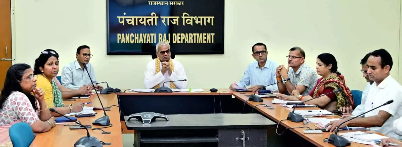 तस्वीर में पंचायती राज विभाग के सभागार में बैठक करते मंत्री मदन दिलावर और अधिकारी नजर आ रहे हैं। तस्वीर में पंचायती राज विभाग के सभागार में बैठक करते मंत्री मदन दिलावर और अधिकारी नजर आ रहे हैं।