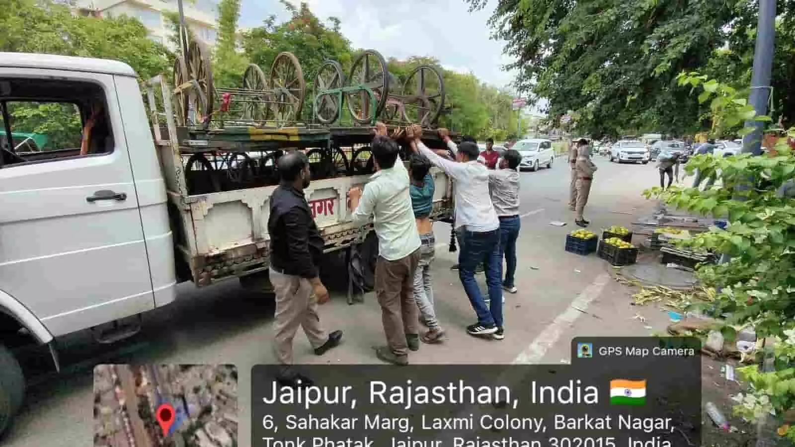 तस्वीर में जयपुर के सहकार मार्ग पर निगमकर्मी अतिक्रमण का सामान केन्टर में लोड कर रहे हैं। तस्वीर में जयपुर के सहकार मार्ग पर निगमकर्मी अतिक्रमण का सामान केन्टर में लोड कर रहे हैं।