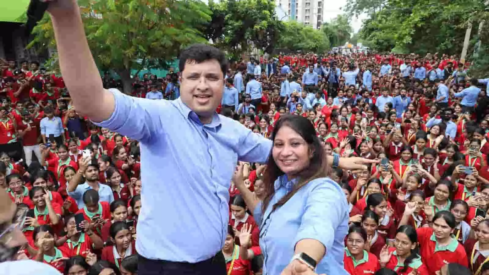तस्वीर में मोशन एजुकेशन के नितिन विजय और डॉ. स्वाति विजय छात्रों के साथ खड़े दिख रहे हैं। तस्वीर में मोशन एजुकेशन के नितिन विजय और डॉ. स्वाति विजय छात्रों के साथ खड़े दिख रहे हैं।
