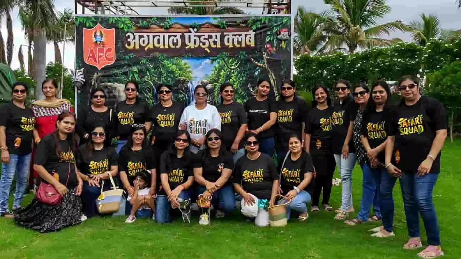 तस्वीर में दिख रही महिलाएं क्लब बैनर के सामने हरे लॉन में समूह में खड़ी हैं। तस्वीर में दिख रही महिलाएं क्लब बैनर के सामने हरे लॉन में समूह में खड़ी हैं।