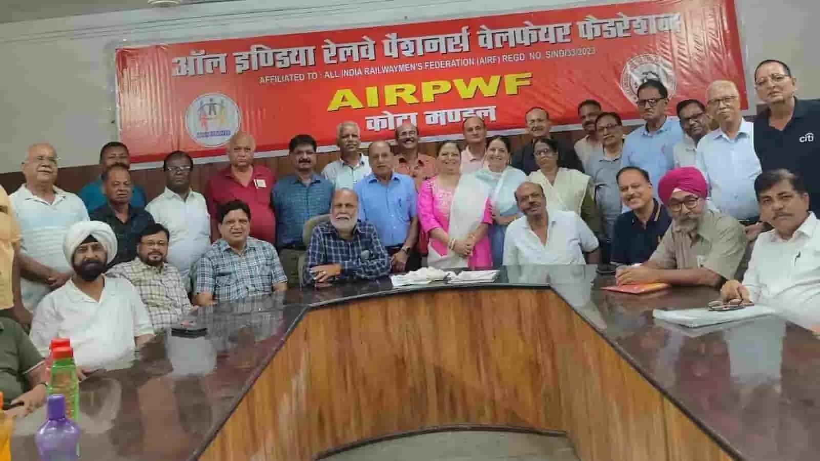 तस्वीर में कोटा जंक्शन बोर्ड रूम में मेज के आसपास बैठे और खड़े ऑल इंडिया रेलवे पेंशनर्स वेलफेयर फेडरेशन के सदस्य दिख रहे हैं। तस्वीर में कोटा जंक्शन बोर्ड रूम में मेज के आसपास बैठे और खड़े ऑल इंडिया रेलवे पेंशनर्स वेलफेयर फेडरेशन के सदस्य दिख रहे हैं।