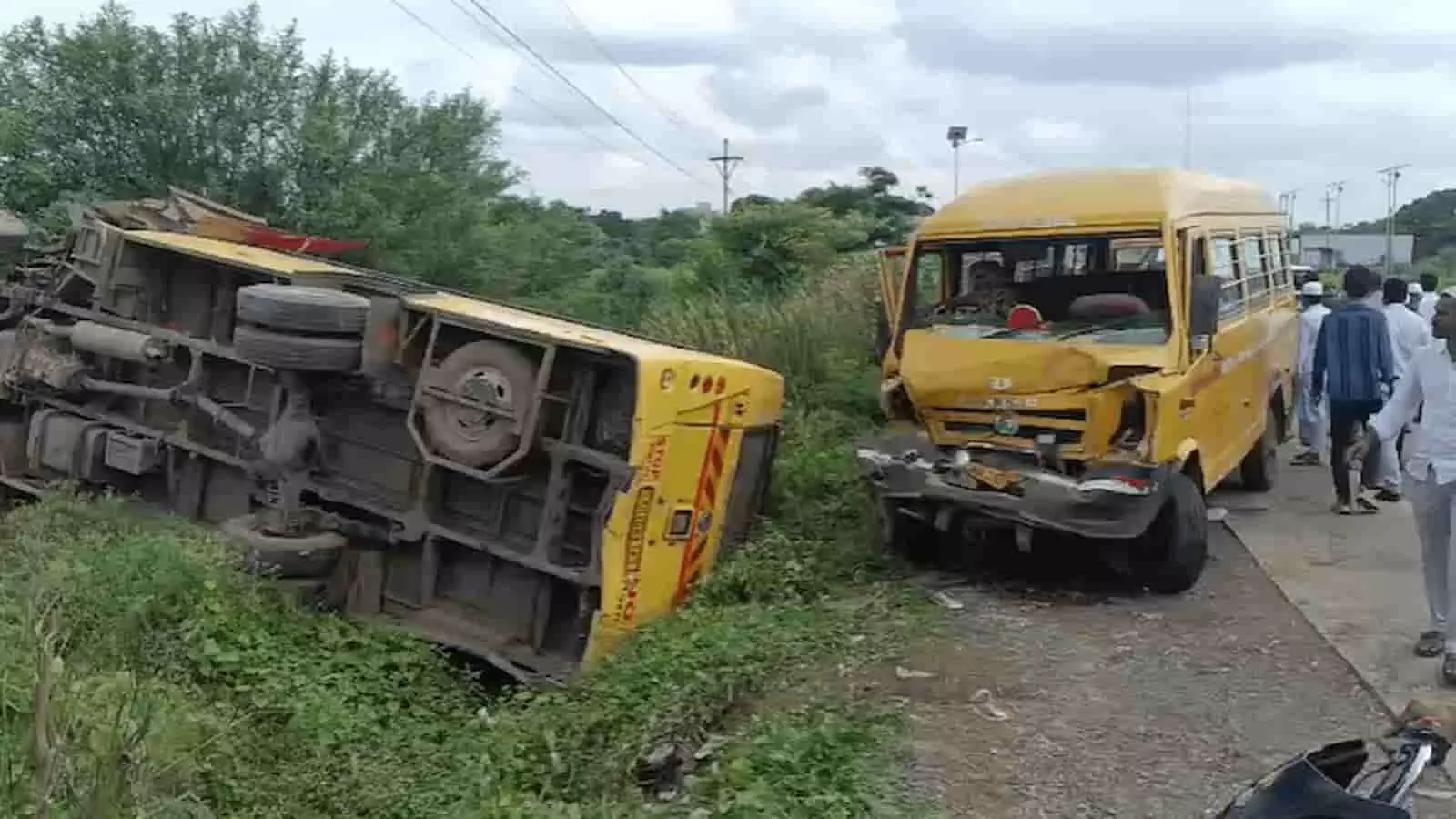 तस्वीर में लातूर-औसा रोड पर दुर्घटना के बाद सड़क किनारे पलटी हुई स्कूल बस और लोग दिख रहे हैं। तस्वीर में लातूर-औसा रोड पर दुर्घटना के बाद सड़क किनारे पलटी हुई स्कूल बस और लोग दिख रहे हैं।