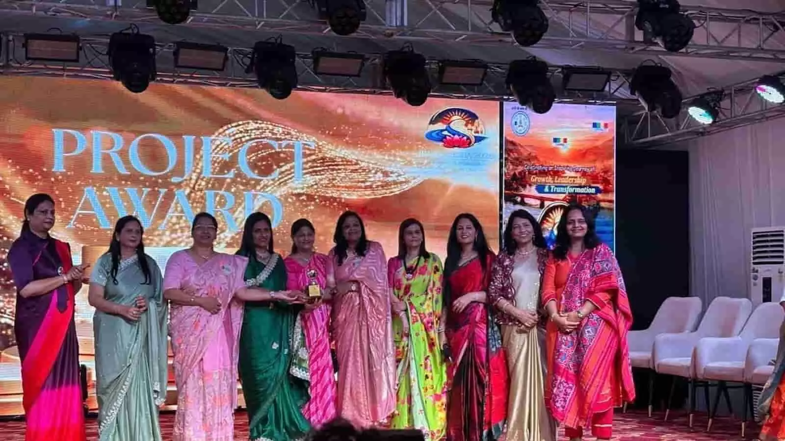 हरिद्वार सम्मेलन के मंच पर पुरस्कार ग्रहण करती जीतो लेडीज विंग कोटा की सदस्याएं। हरिद्वार सम्मेलन के मंच पर पुरस्कार ग्रहण करती जीतो लेडीज विंग कोटा की सदस्याएं।