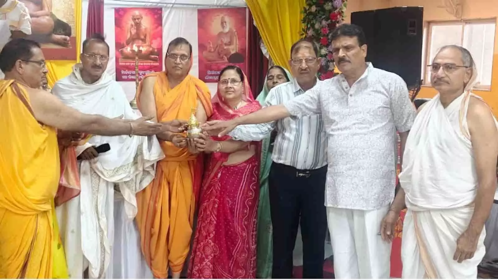मंदिर परिसर में मुनि व श्रद्धालुओं का समूह हाथों में कलश पकड़े खड़ा है। मंदिर परिसर में मुनि व श्रद्धालुओं का समूह हाथों में कलश पकड़े खड़ा है।