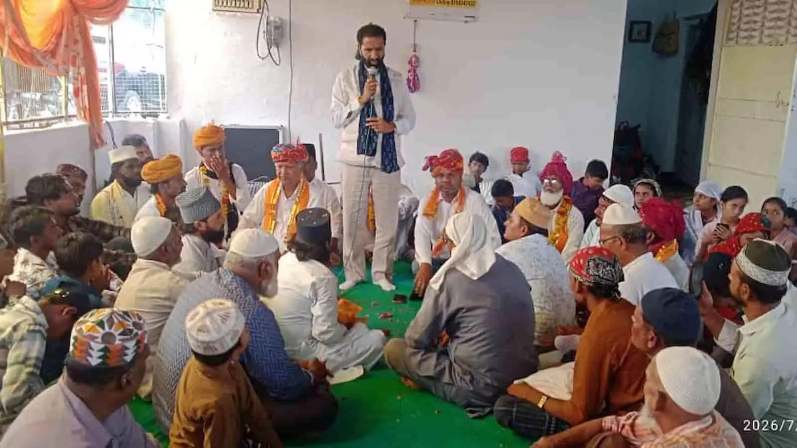तस्वीर में आकोला स्थित दरगाह में आयोजित उर्स के दौरान कव्वाली कार्यक्रम में बैठे लोग नजर आ रहे हैं। तस्वीर में आकोला स्थित दरगाह में आयोजित उर्स के दौरान कव्वाली कार्यक्रम में बैठे लोग नजर आ रहे हैं।