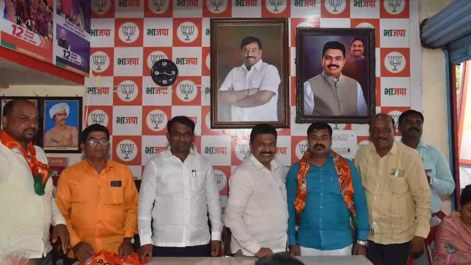 तस्वीर में राजुरा विधायक देवराव भोंगळे की उपस्थिति में मोहब्बत खान भाजपा में शामिल होते दिख रहे हैं।