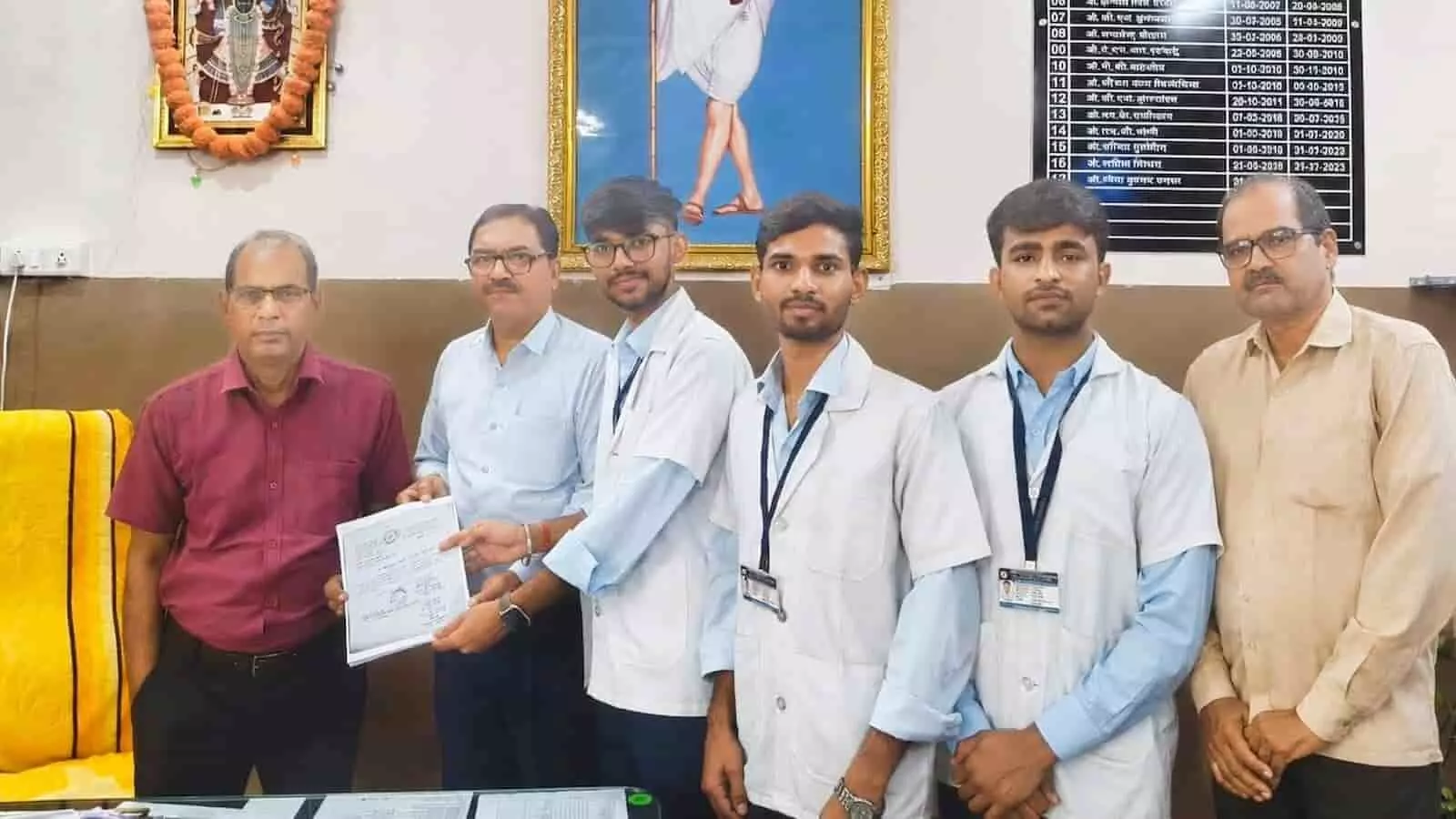 तस्वीर में राजसमंद के अस्पताल में शोध दस्तावेज दिखाते नर्सिंग छात्र और अधिकारी। तस्वीर में राजसमंद के अस्पताल में शोध दस्तावेज दिखाते नर्सिंग छात्र और अधिकारी।