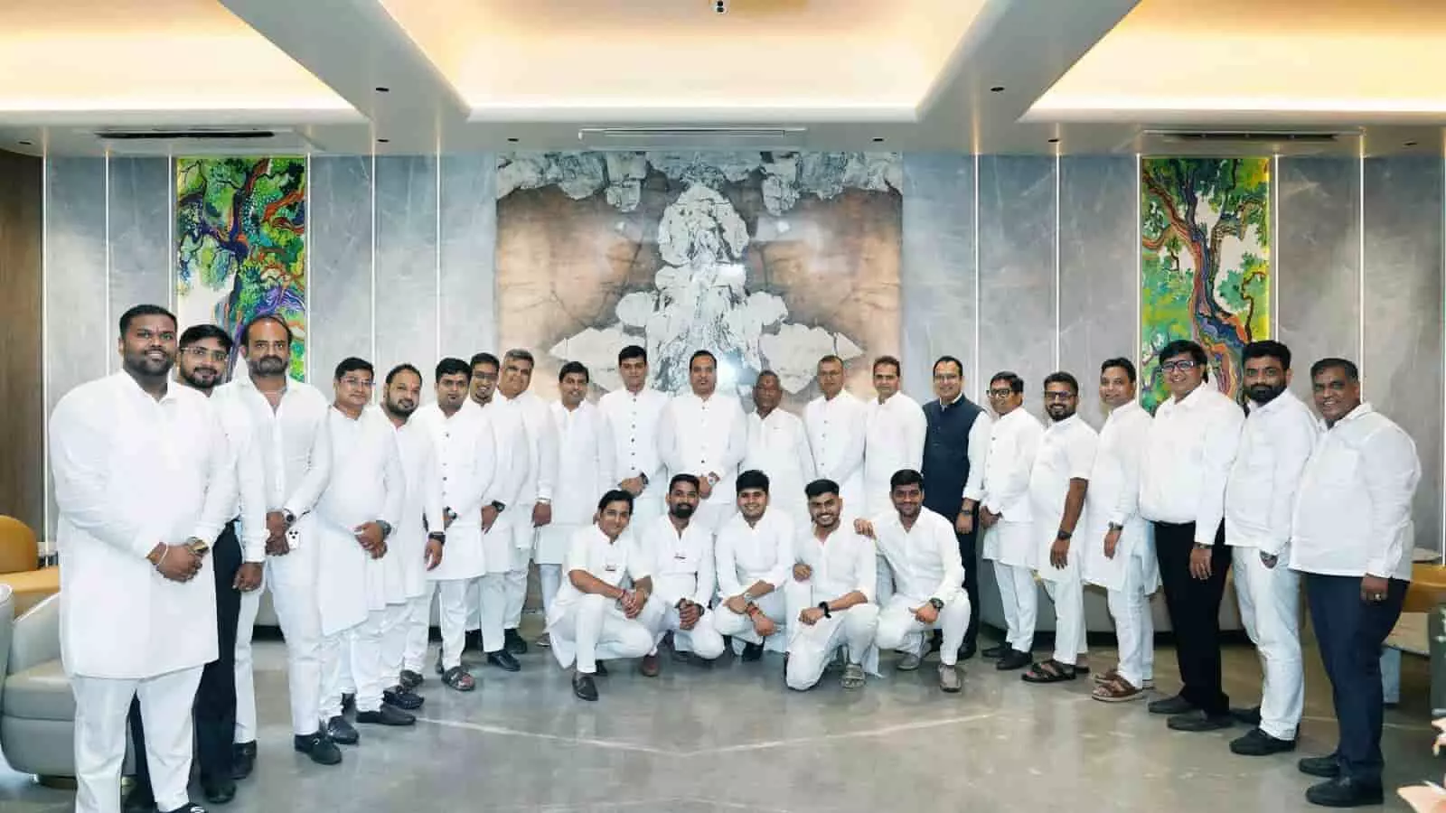 तस्वीर में चेम्बूर में आयोजित स्थानांतरण समारोह में सफेद परिधानों में उपस्थित गणमान्य लोग नजर आ रहे हैं। तस्वीर में चेम्बूर में आयोजित स्थानांतरण समारोह में सफेद परिधानों में उपस्थित गणमान्य लोग नजर आ रहे हैं।