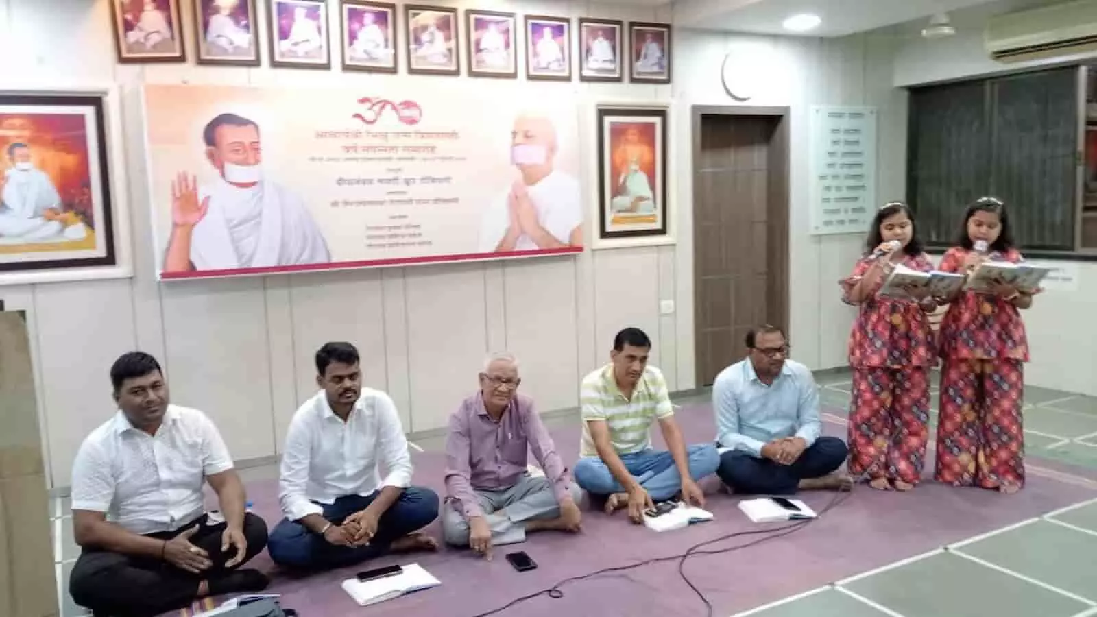 तस्वीर में डोंबिवली समारोह के दौरान मंच पर बैठे लोग और गीतिका गाती बालिकाएं दिख रही हैं। तस्वीर में डोंबिवली समारोह के दौरान मंच पर बैठे लोग और गीतिका गाती बालिकाएं दिख रही हैं।