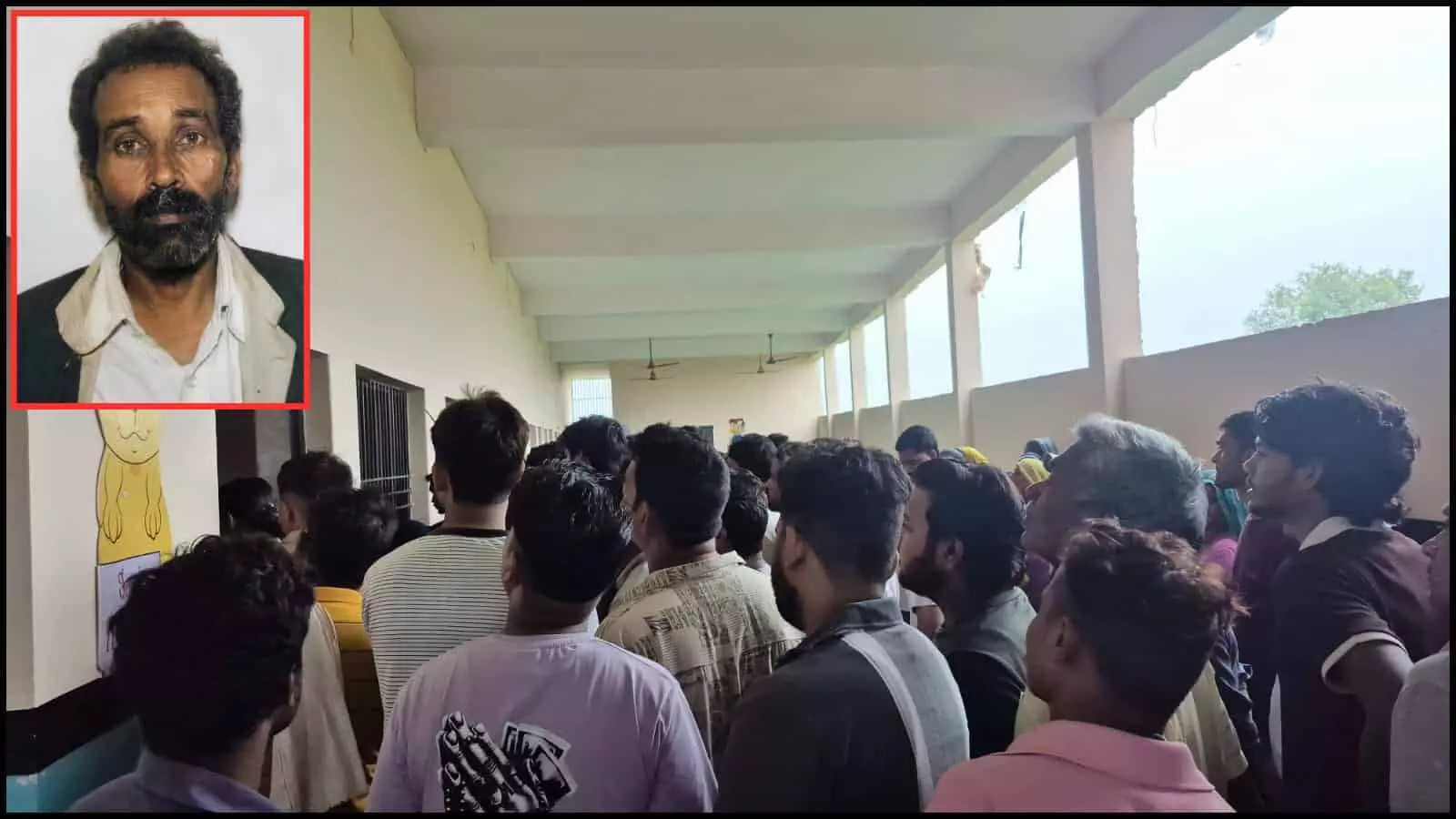 तस्वीर में एटा के एक स्कूल परिसर के गलियारे में खड़े लोग और मृतक की फोटो दिखाई दे रही है। तस्वीर में एटा के एक स्कूल परिसर के गलियारे में खड़े लोग और मृतक की फोटो दिखाई दे रही है।