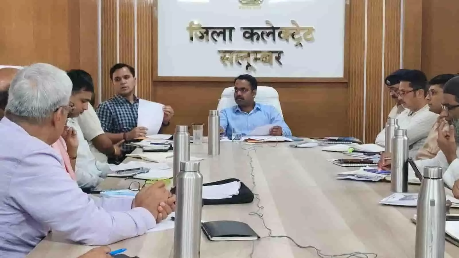 तस्वीर में सलूंबर जिला कलेक्ट्रेट कक्ष में चुनाव तैयारियों की समीक्षा बैठक लेते अधिकारी दिख रहे हैं। तस्वीर में सलूंबर जिला कलेक्ट्रेट कक्ष में चुनाव तैयारियों की समीक्षा बैठक लेते अधिकारी दिख रहे हैं।