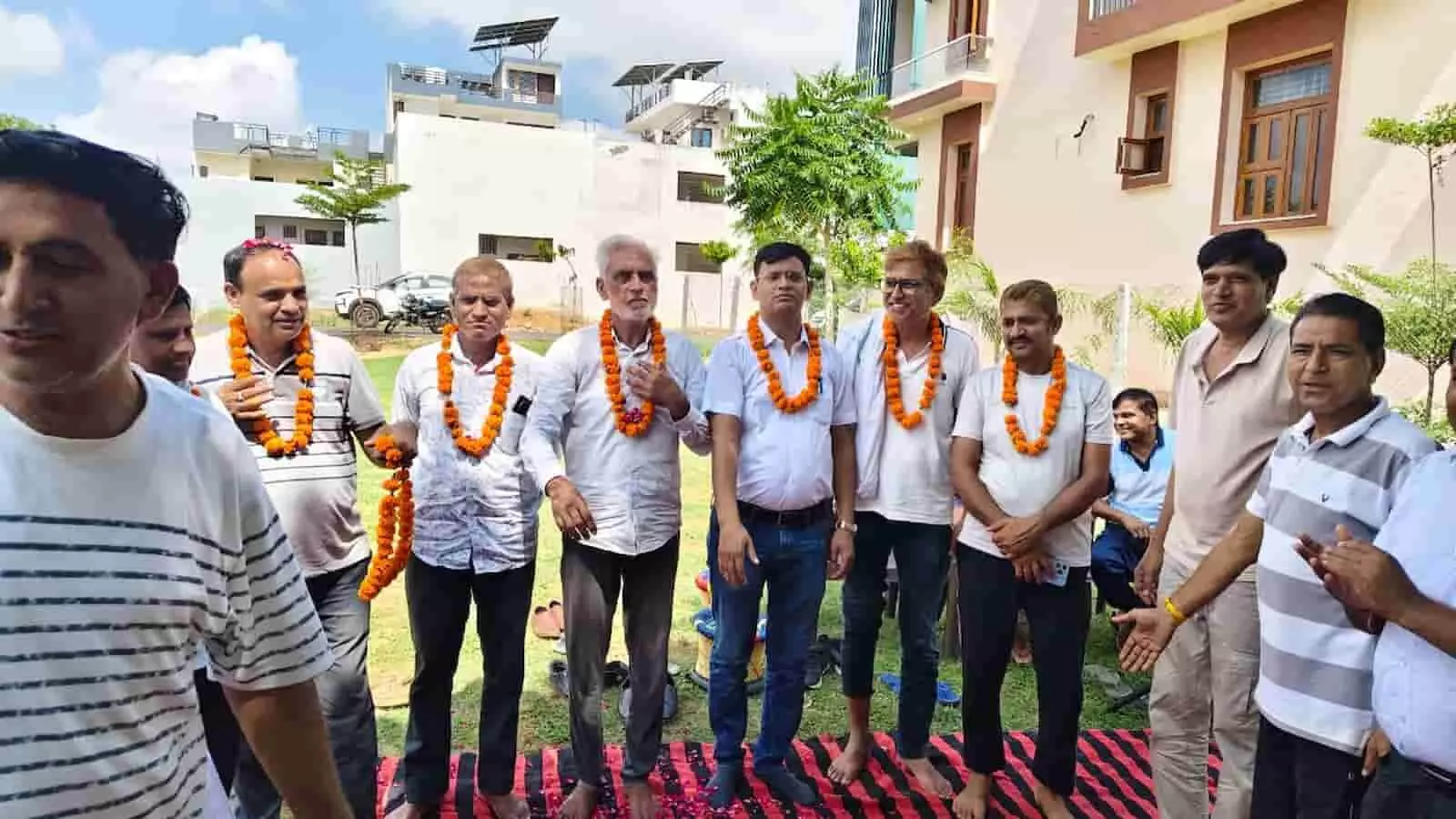 तस्वीर में शिवसागर योजना कॉलोनी के पार्क में माला पहने नजर आ रहे समिति के नए पदाधिकारी। तस्वीर में शिवसागर योजना कॉलोनी के पार्क में माला पहने नजर आ रहे समिति के नए पदाधिकारी।