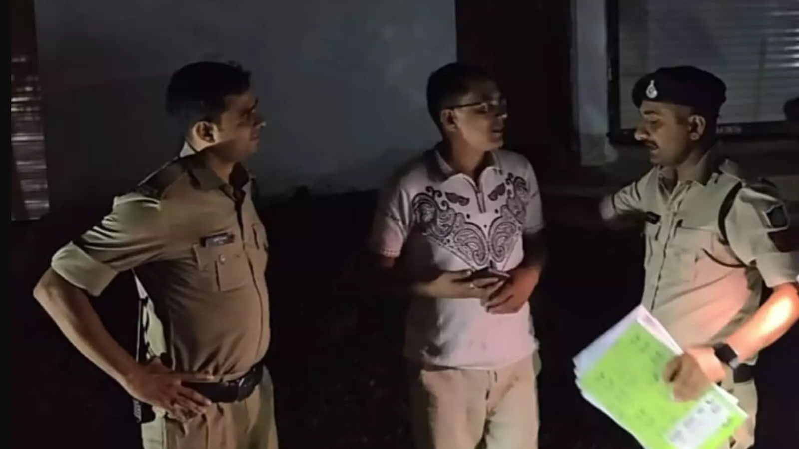 तस्वीर में पुलिसकर्मी शाजापुर में सट्टा आरोपी से पूछताछ करते दिख रहे हैं। तस्वीर में पुलिसकर्मी शाजापुर में सट्टा आरोपी से पूछताछ करते दिख रहे हैं।