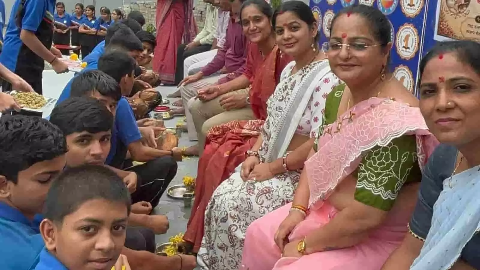 विकास पब्लिक सेकेंडरी स्कूल खेरवाड़ा में गुरु पूर्णिमा महोत्सव के दौरान विद्यार्थी शिक्षकों का चरण वंदन कर रहे हैं। विकास पब्लिक सेकेंडरी स्कूल खेरवाड़ा में गुरु पूर्णिमा महोत्सव के दौरान विद्यार्थी शिक्षकों का चरण वंदन कर रहे हैं।