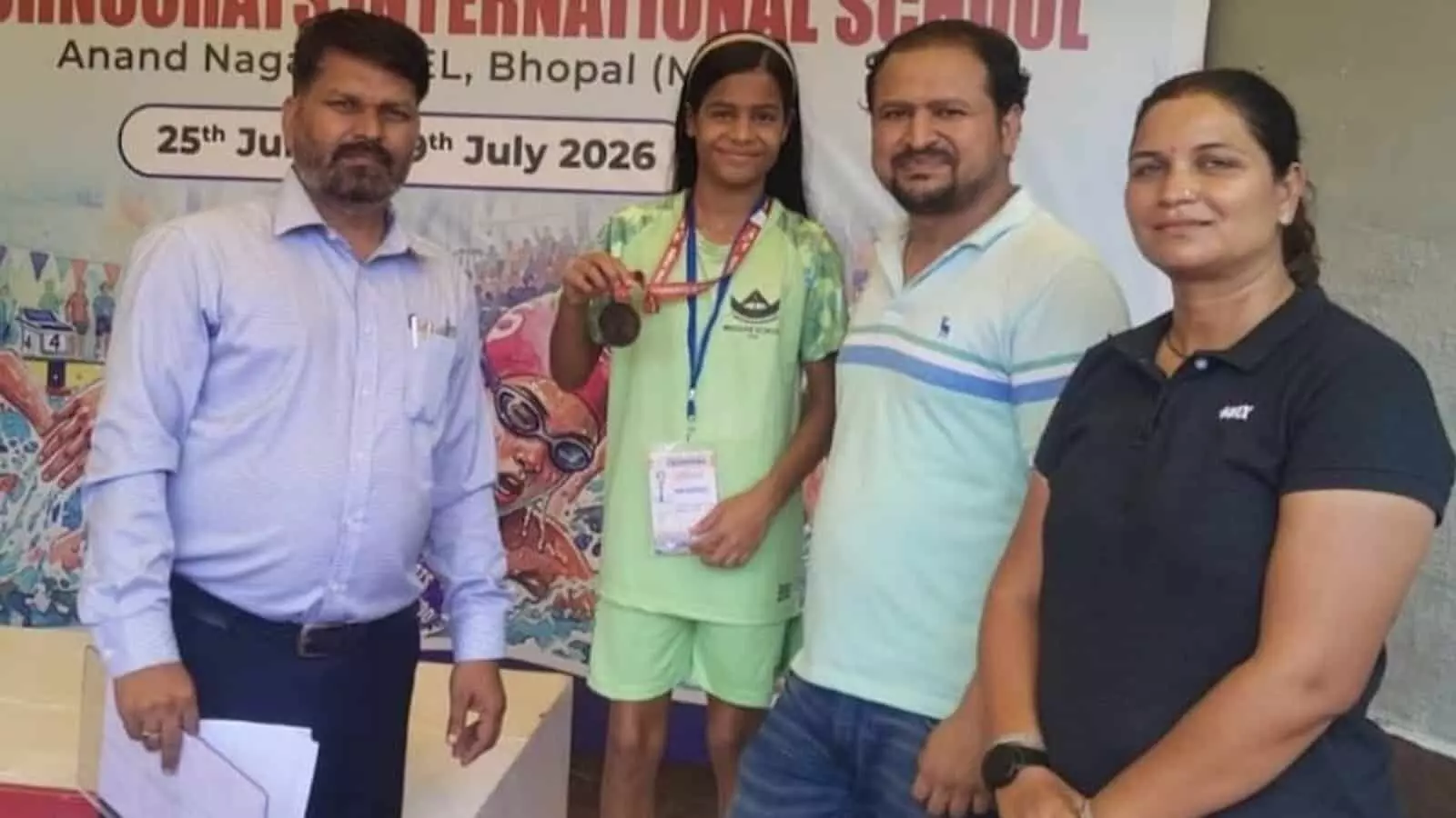 तस्वीर में तैराक रितिषा अरोड़ा कांस्य पदक के साथ भोपाल में अन्य लोगों के साथ खड़ी हैं।