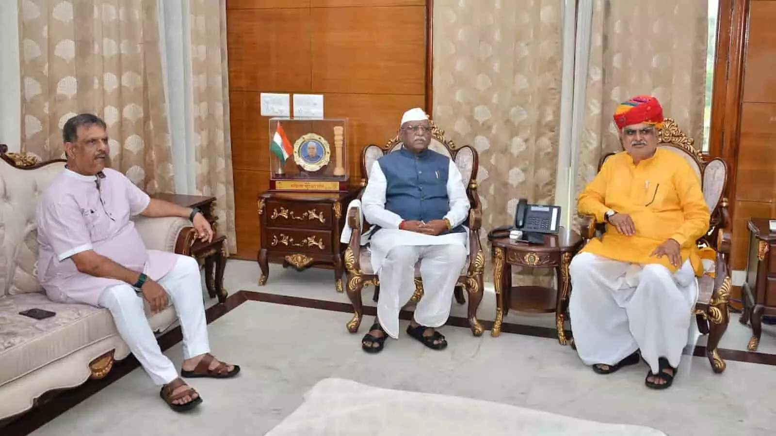 तस्वीर में लोकभवन के कमरे में राज्यपाल हरिभाऊ बागडे और दोनों मंत्री कुर्सियों पर बैठे दिख रहे हैं। तस्वीर में लोकभवन के कमरे में राज्यपाल हरिभाऊ बागडे और दोनों मंत्री कुर्सियों पर बैठे दिख रहे हैं।
