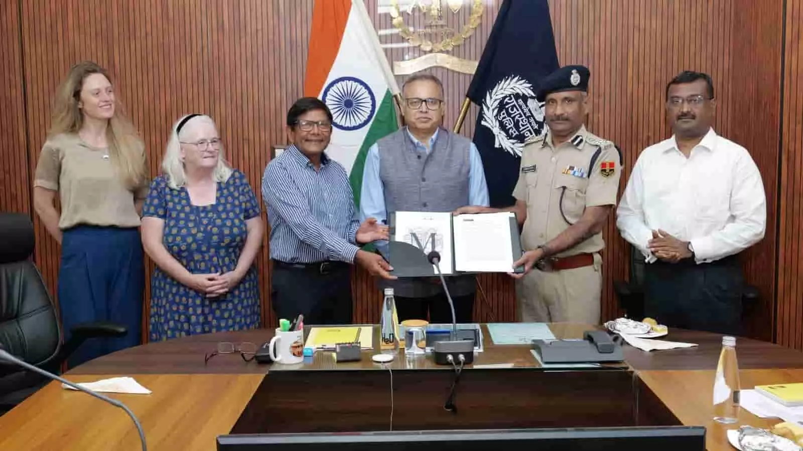 तस्वीर में राजस्थान पुलिस और मैनचेस्टर विश्वविद्यालय के प्रतिनिधि एमओयू दस्तावेज पकड़े खड़े हैं। तस्वीर में राजस्थान पुलिस और मैनचेस्टर विश्वविद्यालय के प्रतिनिधि एमओयू दस्तावेज पकड़े खड़े हैं।