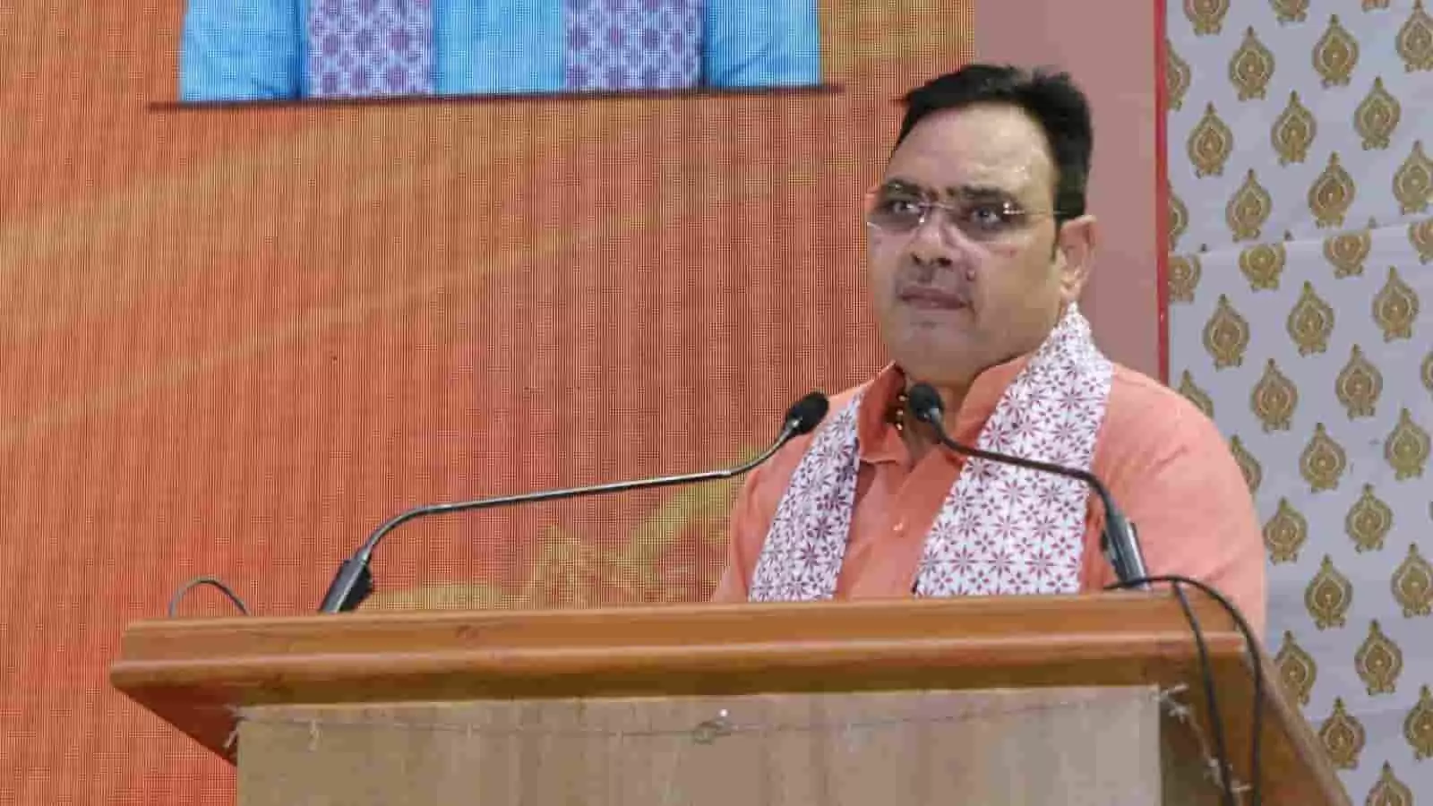 तस्वीर में मुख्यमंत्री भजनलाल शर्मा पोडियम पर माइक के सामने खड़े होकर भाषण दे रहे हैं। तस्वीर में मुख्यमंत्री भजनलाल शर्मा पोडियम पर माइक के सामने खड़े होकर भाषण दे रहे हैं।
