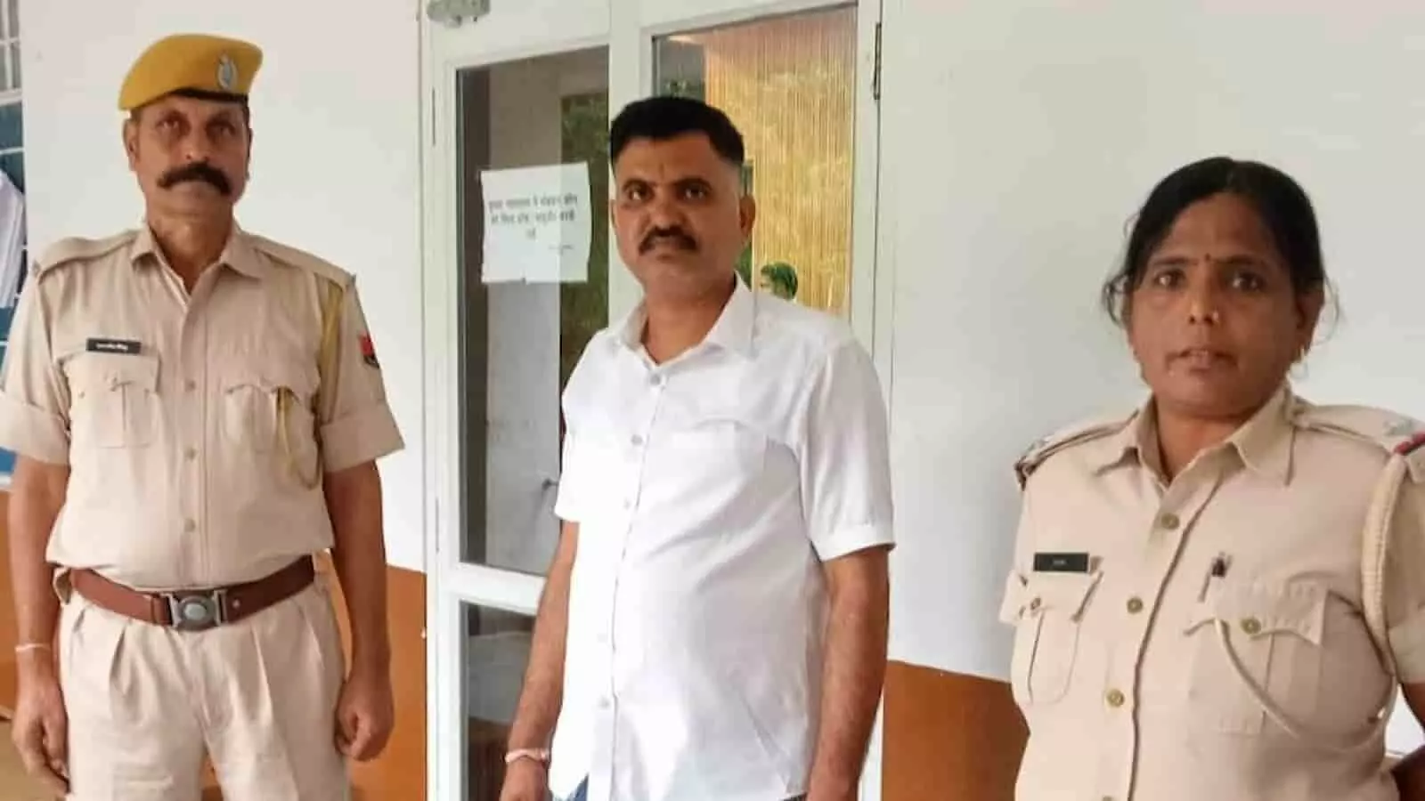राजसमंद जिला एवं सेशन न्यायालय के बाहर पुलिसकर्मियों के साथ खड़े आरोपी किशन सिंह की तस्वीर। राजसमंद जिला एवं सेशन न्यायालय के बाहर पुलिसकर्मियों के साथ खड़े आरोपी किशन सिंह की तस्वीर।