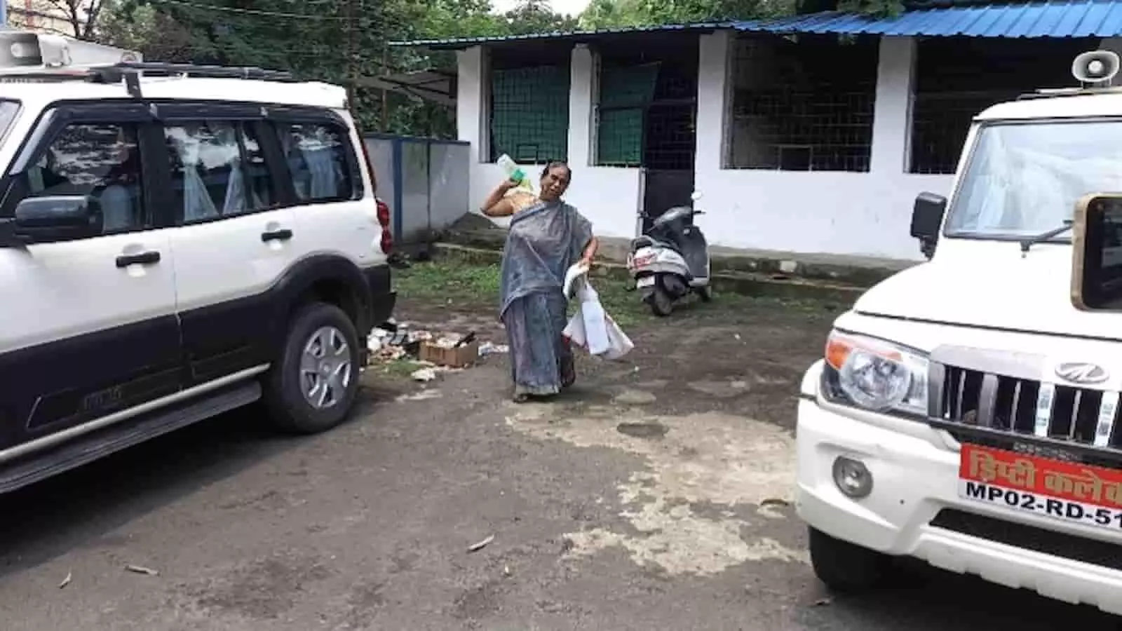 मंडला कलेक्ट्रेट परिसर में खड़ी एक महिला जिसके हाथ में बोतल और आवेदन पत्र हैं। मंडला कलेक्ट्रेट परिसर में खड़ी एक महिला जिसके हाथ में बोतल और आवेदन पत्र हैं।