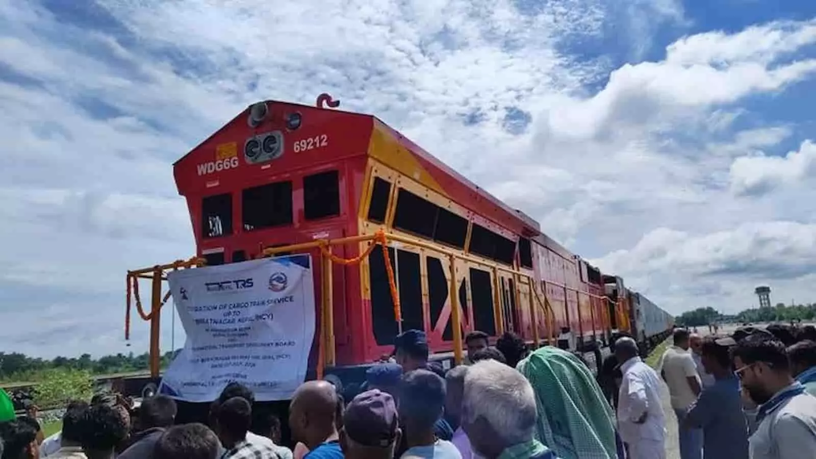तस्वीर में रेलवे ट्रैक पर खड़ी सजी हुई मालगाड़ी और उसे देखते लोग दिख रहे हैं। तस्वीर में रेलवे ट्रैक पर खड़ी सजी हुई मालगाड़ी और उसे देखते लोग दिख रहे हैं।
