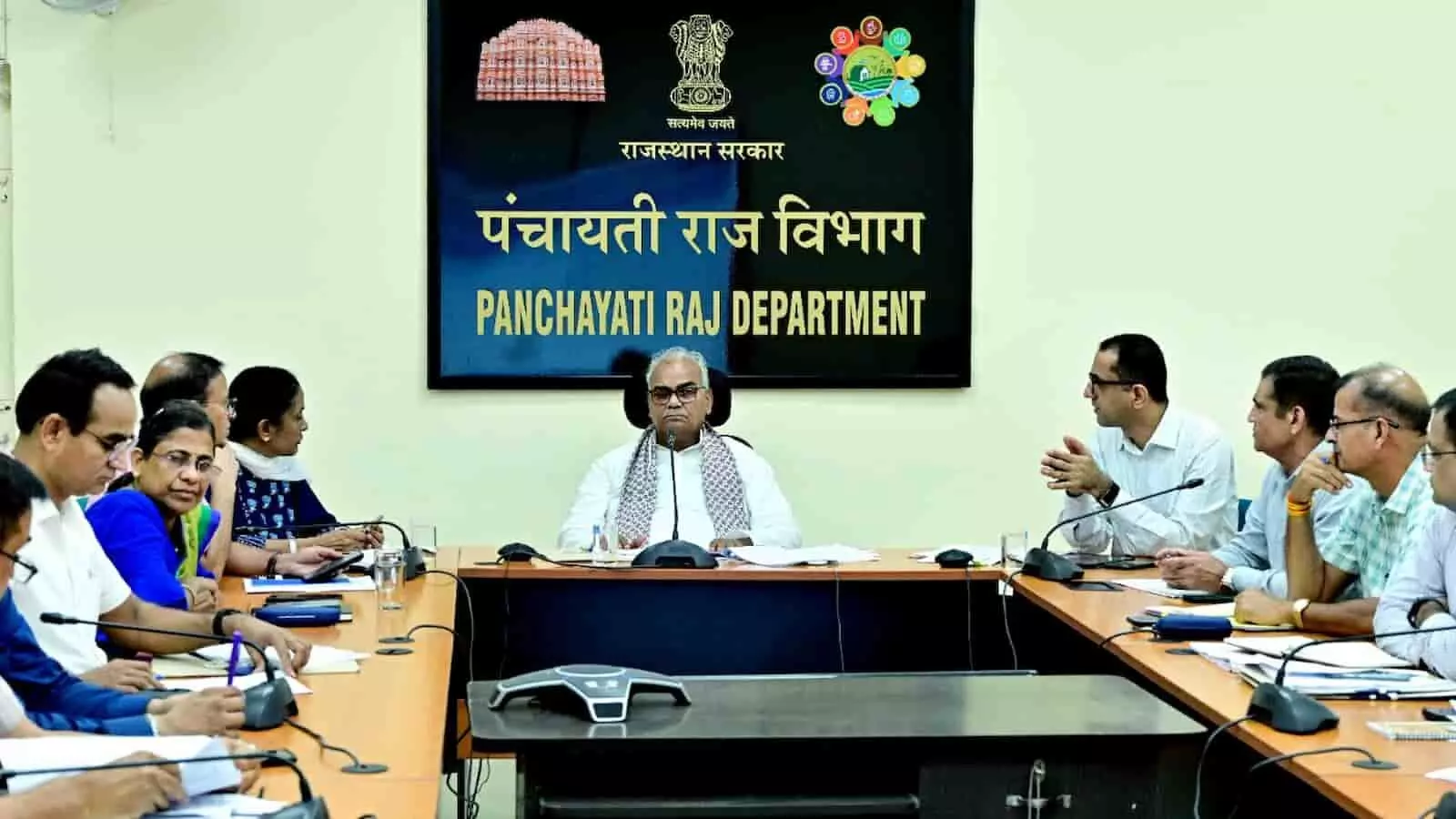 तस्वीर में पंचायती राज विभाग के सभागार में अधिकारियों के साथ समीक्षा बैठक करते मदन दिलावर। तस्वीर में पंचायती राज विभाग के सभागार में अधिकारियों के साथ समीक्षा बैठक करते मदन दिलावर।