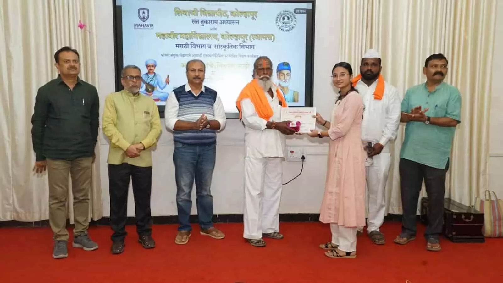 तस्वीर में महावीर महाविद्यालय में प्राचार्य एक विद्यार्थी को पुरस्कार प्रदान करते हुए नजर आ रहे हैं।