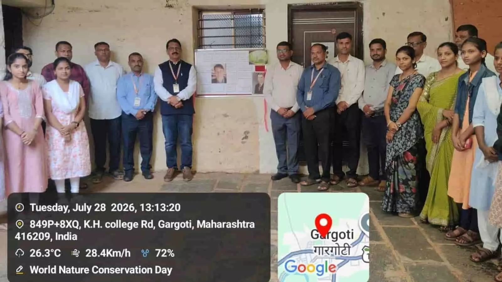 कर्मवीर हिरे महाविद्यालय में हरित रसायनशास्त्र भित्तिपत्रिका अनावरण कार्यक्रम के दौरान खड़े प्राध्यापक और विद्यार्थी।