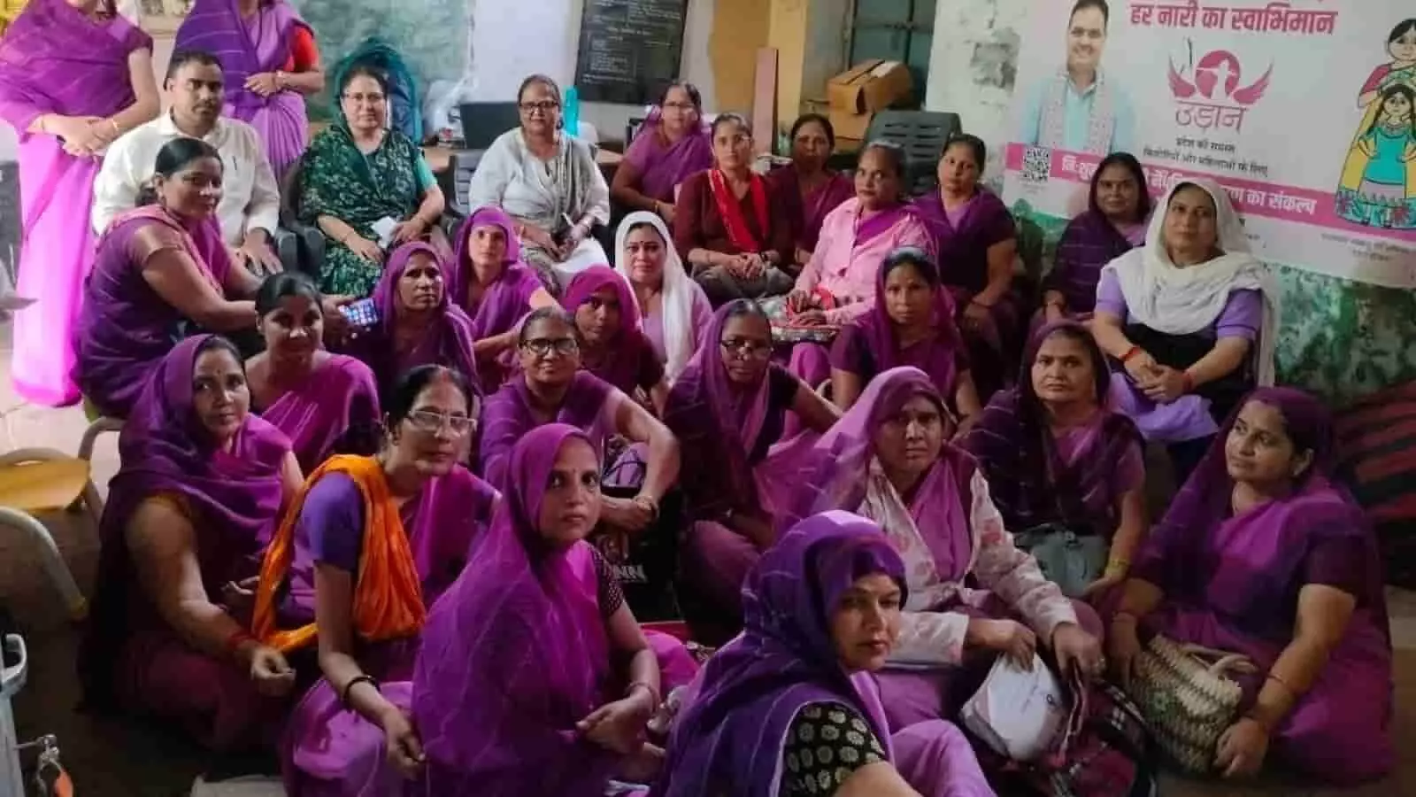 तस्वीर में डीग में आयोजित प्रशिक्षण सत्र के दौरान कमरे में बैठीं आंगनवाड़ी कार्यकर्ताएं।