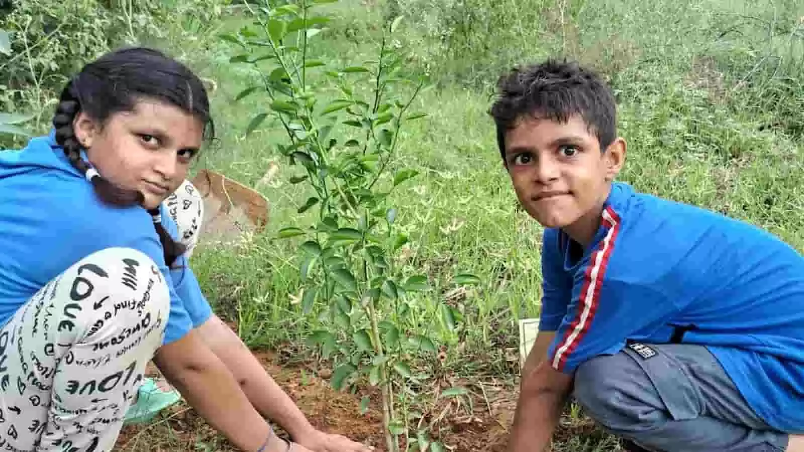 तस्वीर में दो बच्चे जीनल साहू और तविश साहू पौधारोपण करते हुए दिख रहे हैं।