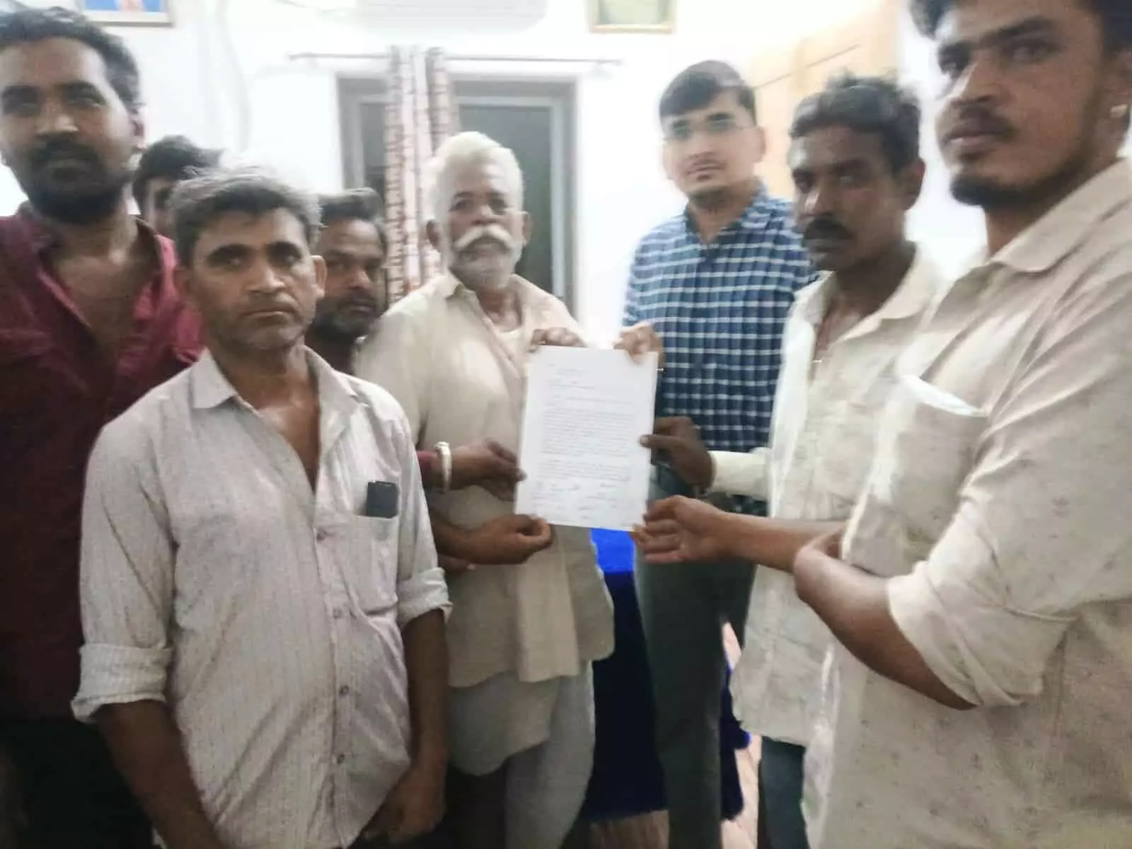ग्रामीण अवैध शराब दुकान हटाने की मांग को लेकर आमेट तहसीलदार को ज्ञापन सौंपते हुए। ग्रामीण अवैध शराब दुकान हटाने की मांग को लेकर आमेट तहसीलदार को ज्ञापन सौंपते हुए।