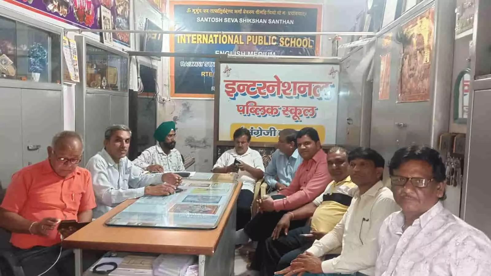 तस्वीर में इंटरनेशनल पब्लिक स्कूल कांकरोली के प्रांगण में बैठक में बैठे विद्यालय संचालक नजर आ रहे हैं। तस्वीर में इंटरनेशनल पब्लिक स्कूल कांकरोली के प्रांगण में बैठक में बैठे विद्यालय संचालक नजर आ रहे हैं।