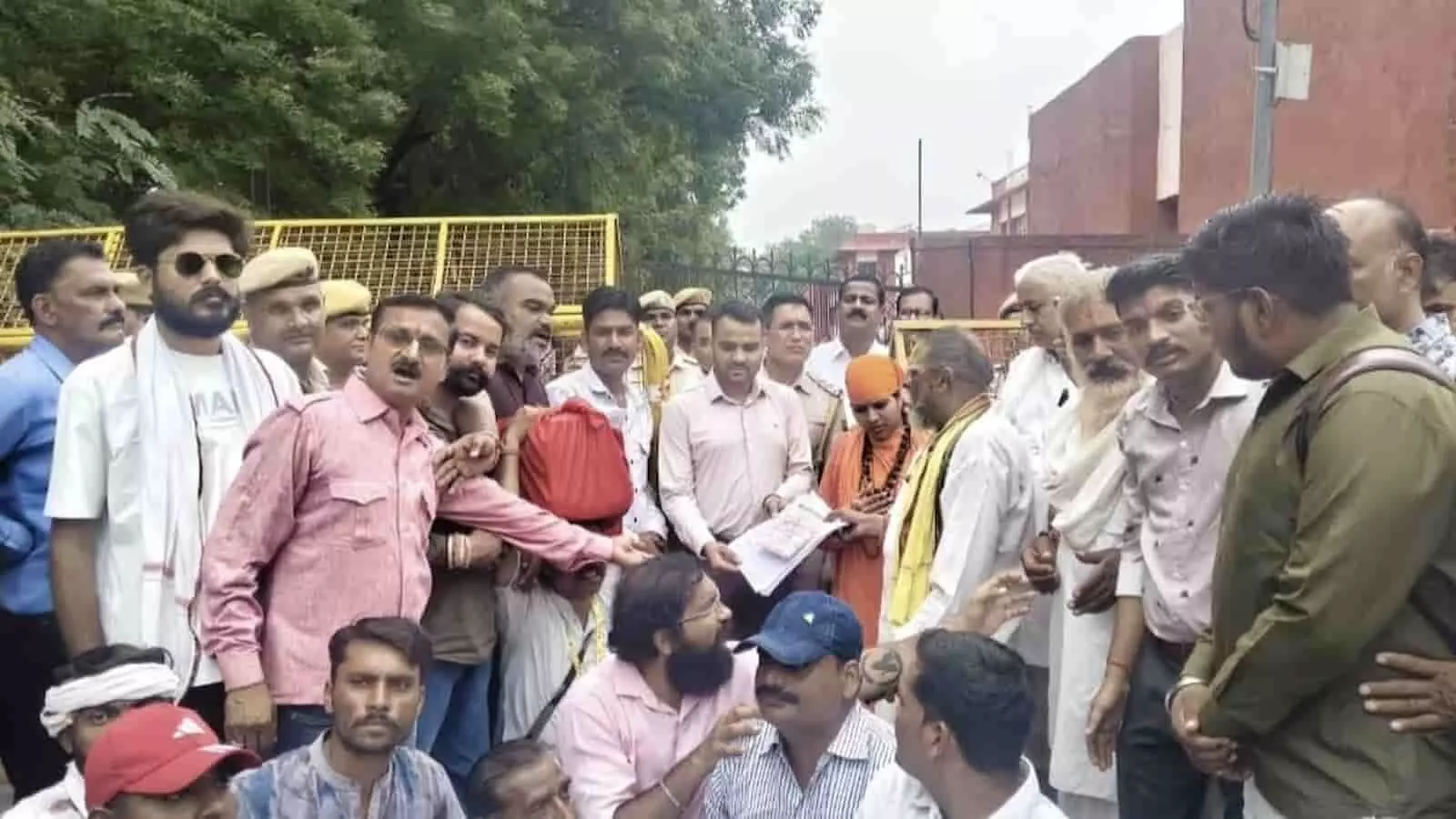 बारां में मिनी सचिवालय के बाहर गौ माता को राष्ट्रमाता का दर्जा देने की मांग करते गौ सेवक।