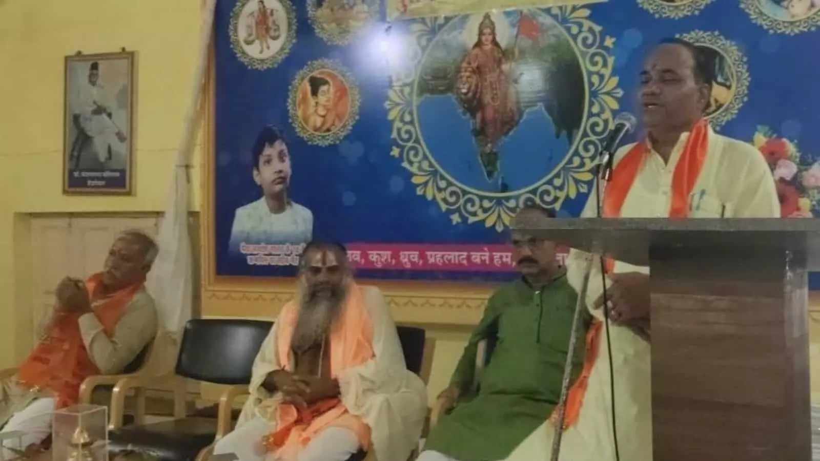 आदर्श विद्या मंदिर बारां में आयोजित गुरु वंदन समारोह के दौरान मंच पर बोलते अतिथि।