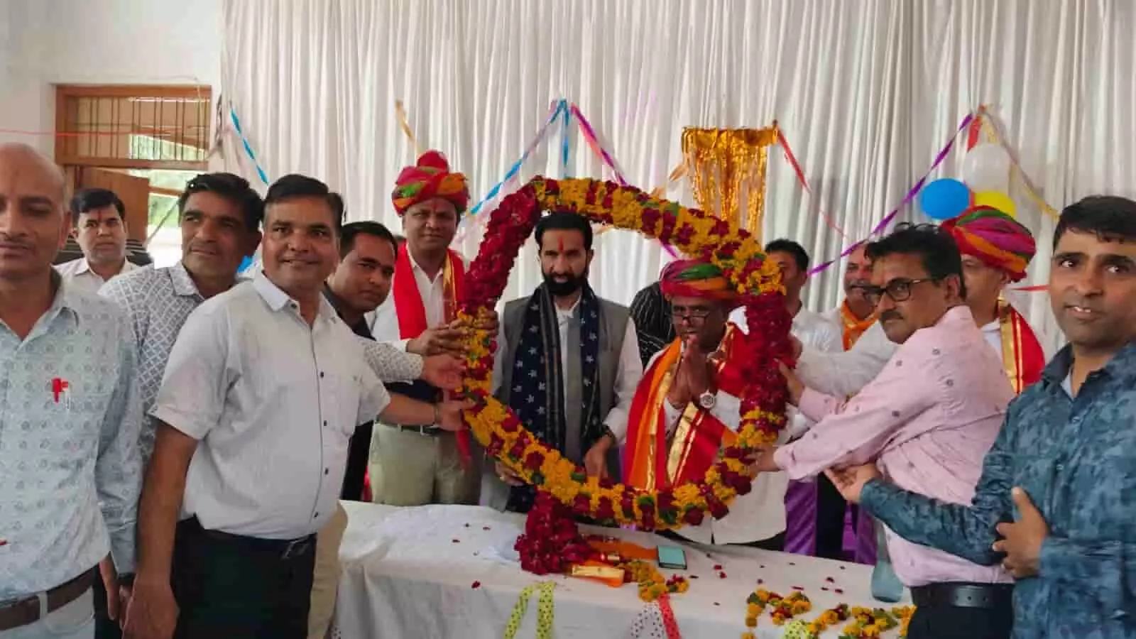 तस्वीर में विधायक अर्जुन लाल जीनगर सहित लोग आकोला के कार्यक्रम स्थल पर सम्मान समारोह में दिखाई दे रहे हैं। तस्वीर में विधायक अर्जुन लाल जीनगर सहित लोग आकोला के कार्यक्रम स्थल पर सम्मान समारोह में दिखाई दे रहे हैं।