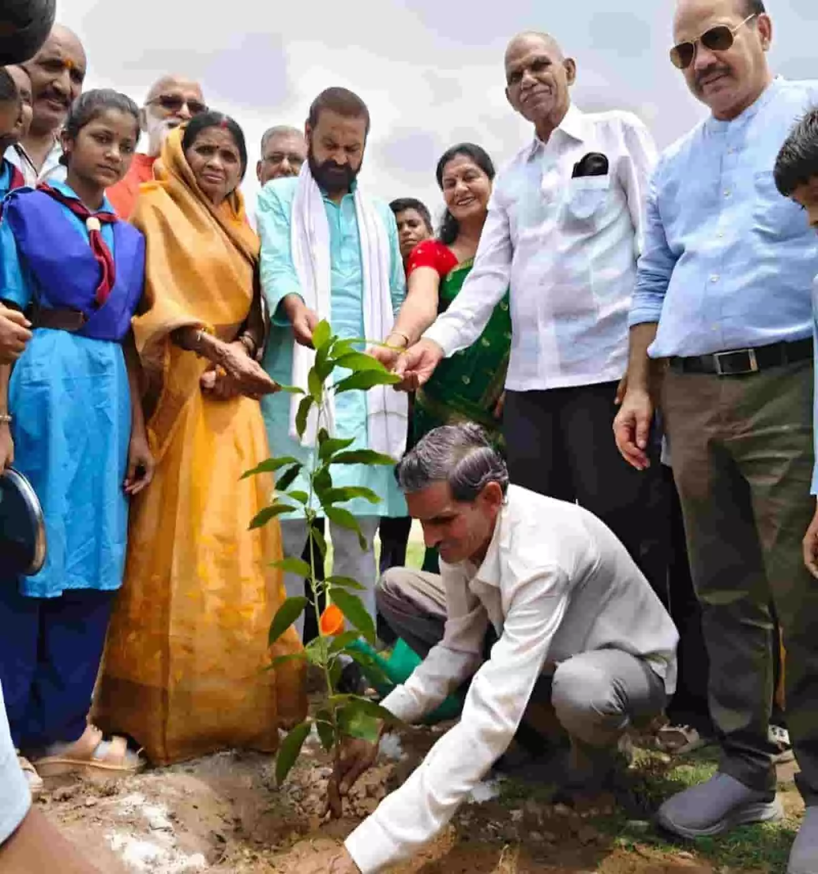 तस्वीर में विधायक संदीप शर्मा और अन्य लोग स्कूल परिसर में पौधारोपण कर रहे हैं। तस्वीर में विधायक संदीप शर्मा और अन्य लोग स्कूल परिसर में पौधारोपण कर रहे हैं।