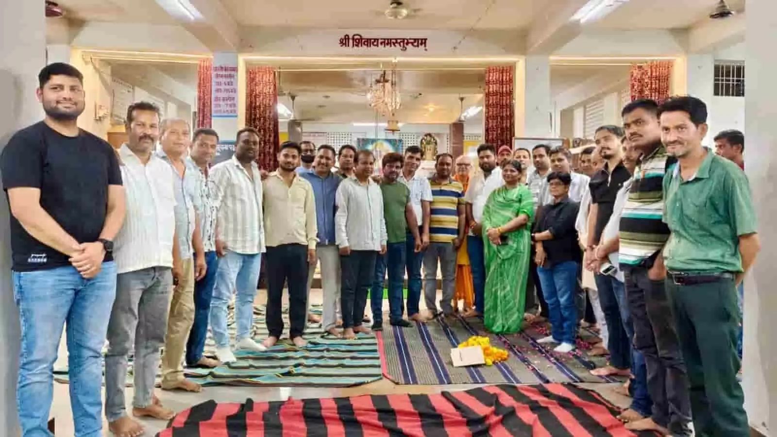 तस्वीर में कोटा के मंदिर परिसर में महावीर नगर मंडल कांग्रेस कार्यकर्ता बैठक के दौरान खड़े दिखाई दे रहे हैं। तस्वीर में कोटा के मंदिर परिसर में महावीर नगर मंडल कांग्रेस कार्यकर्ता बैठक के दौरान खड़े दिखाई दे रहे हैं।