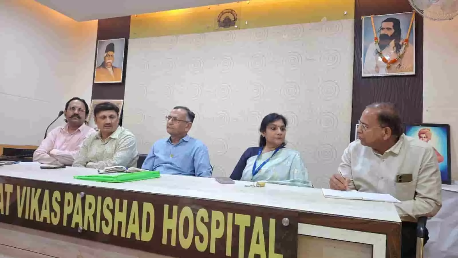 तस्वीर में भारत विकास परिषद की बैठक में बैठे पदाधिकारी नजर आ रहे हैं। तस्वीर में भारत विकास परिषद की बैठक में बैठे पदाधिकारी नजर आ रहे हैं।