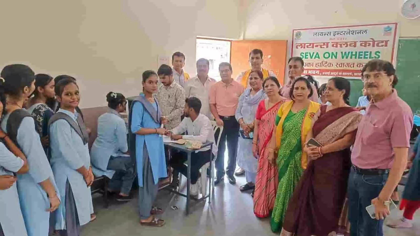 तस्वीर में कोटा के स्कूल में स्वास्थ्य जांच शिविर के दौरान छात्र और पदाधिकारी दिख रहे हैं। तस्वीर में कोटा के स्कूल में स्वास्थ्य जांच शिविर के दौरान छात्र और पदाधिकारी दिख रहे हैं।