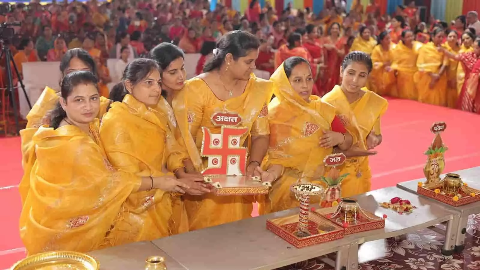 तस्वीर में महिला श्रद्धालु पूजन सामग्री के साथ सूर्यमहल में गुरु पूजन करती दिख रही हैं। तस्वीर में महिला श्रद्धालु पूजन सामग्री के साथ सूर्यमहल में गुरु पूजन करती दिख रही हैं।