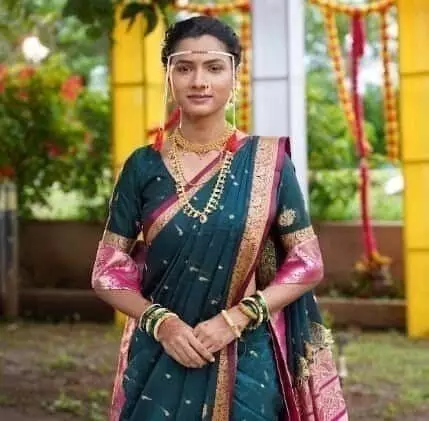 तस्वीर में पारंपरिक साड़ी और आभूषण पहने आरती बिराजदार कैमरे के सामने खड़ी दिखाई दे रही हैं। तस्वीर में पारंपरिक साड़ी और आभूषण पहने आरती बिराजदार कैमरे के सामने खड़ी दिखाई दे रही हैं।