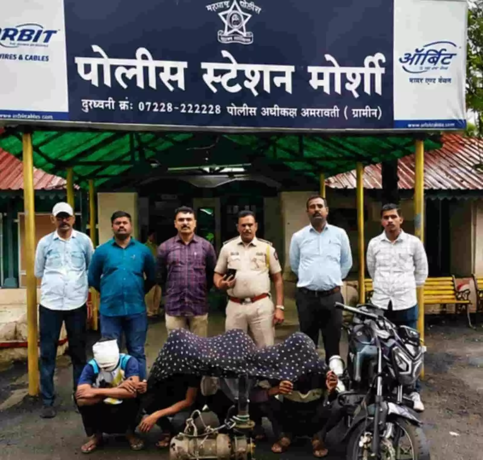 अमरावती के मोर्शी पुलिस स्टेशन के बाहर खड़े पुलिसकर्मी और जमीन पर बैठे आरोपी व्यक्ति।